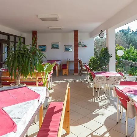 Tinka, No 1 Guest house Starigrad Paklenica